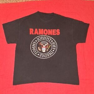 Black.Ramones "Presidential Seal" band t-shirt. Mens Xl "Destressed" Used